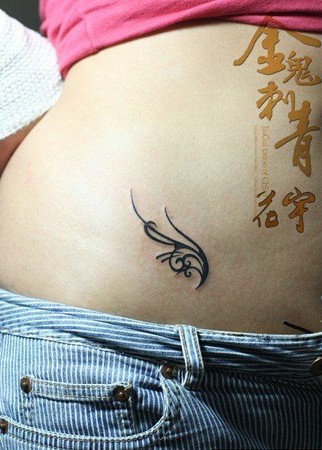 简雅羽毛腹部纹身