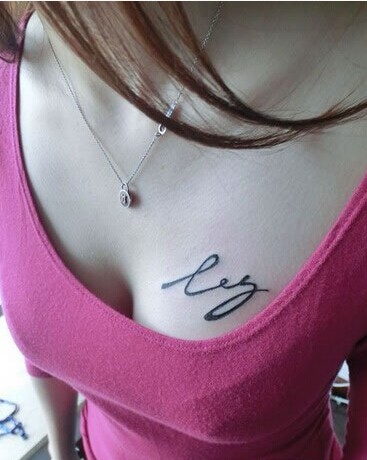 艺术黑白签名胸部纹身