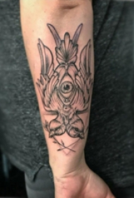 纹身鸟 男生手臂上眼睛和双头鸟纹身图片