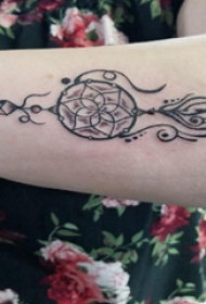 捕梦网纹身图 女生手臂上捕梦网纹身图片