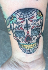 纹身骷髅头 女生手腕上骷髅头纹身图片