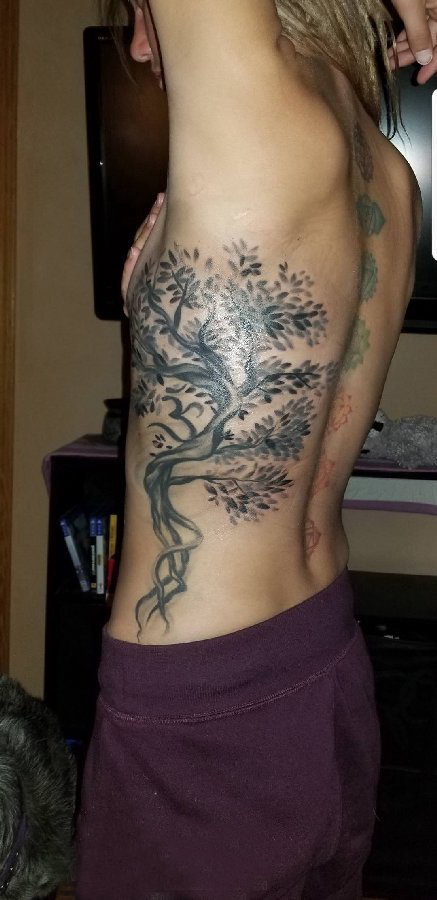侧腰纹身女 女生侧腰上黑色的大树纹身图片