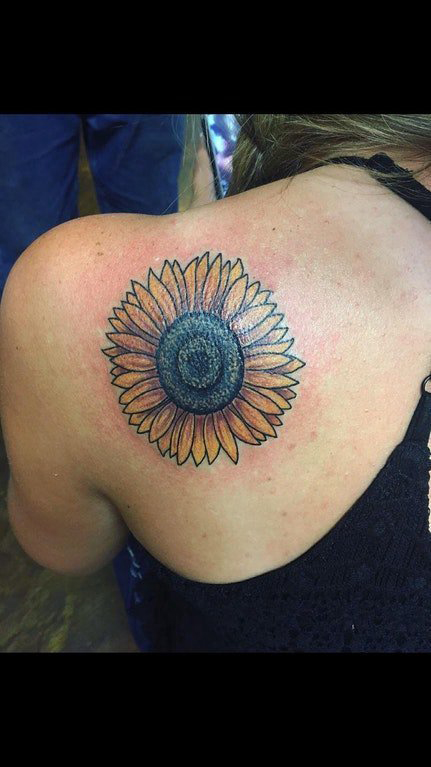 向日葵纹身图片 女生后肩上彩色的向日葵纹身图片