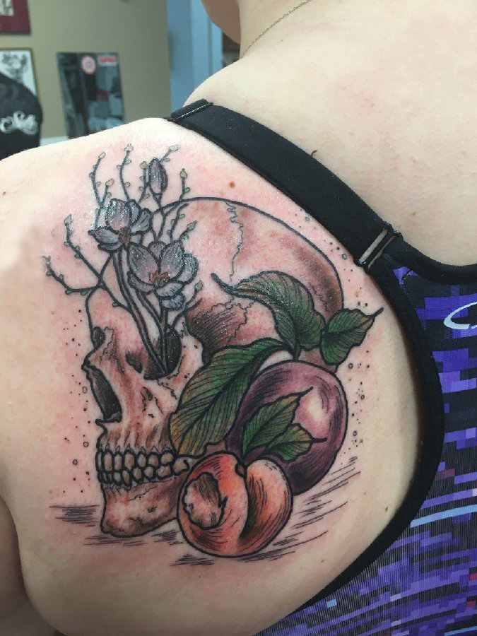 后肩纹身 女生后肩上植物和骷髅纹身图片