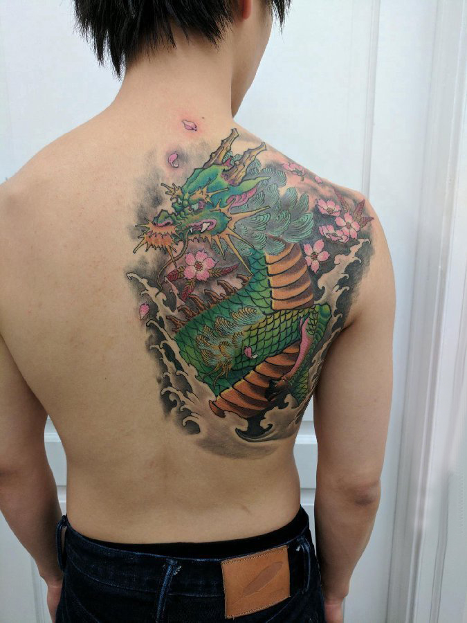 飞龙纹身图 男生背部飞龙纹身图片