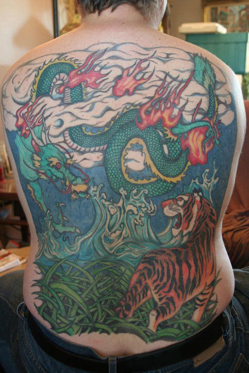 飞龙纹身图案 男生背部飞龙纹身图案