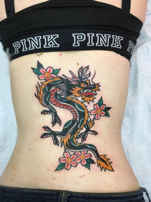 飞龙纹身图案 女生背部飞龙纹身图案