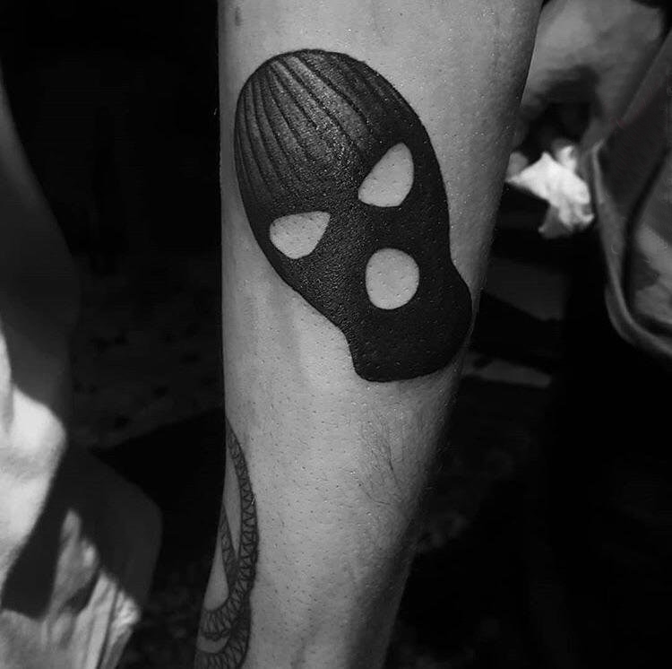 纹身面具  男生小臂上黑色的面具纹身图片