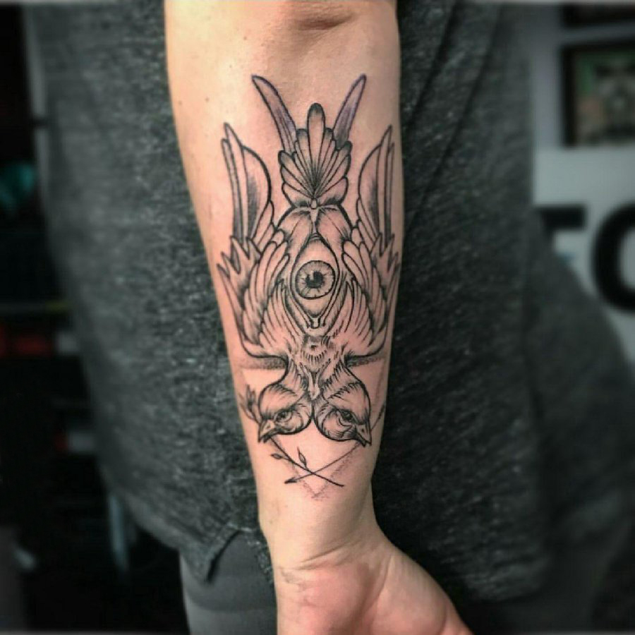 纹身鸟 男生手臂上眼睛和双头鸟纹身图片