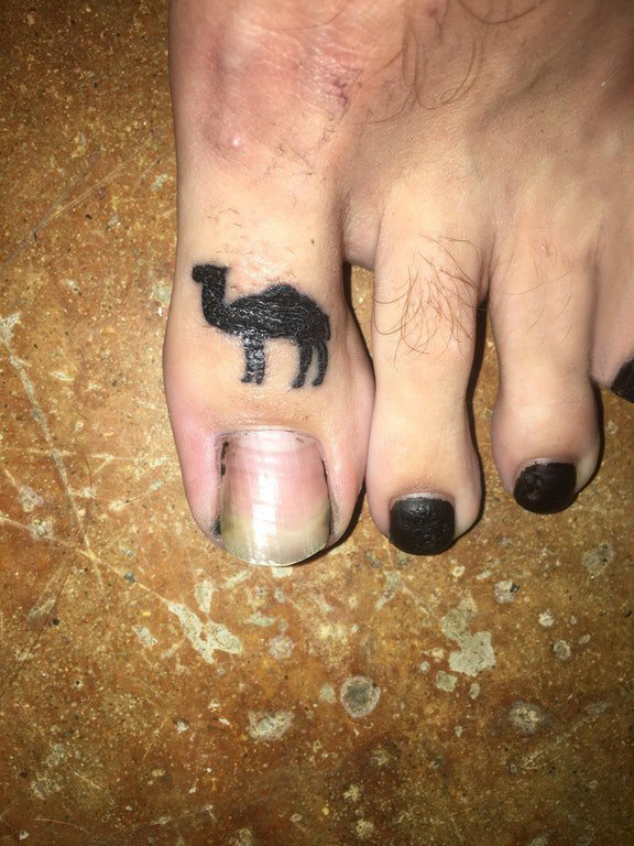 脚背纹身 男生脚趾上黑色的骆驼纹身图片