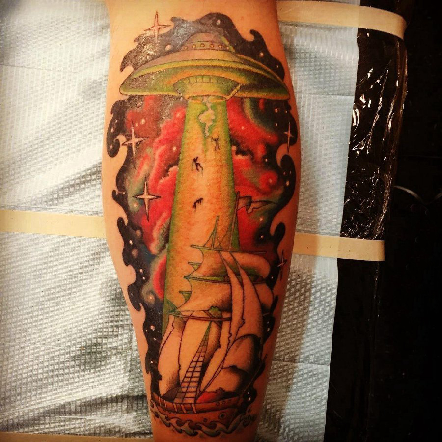 欧美小腿纹身 男生小腿上帆船和飞碟纹身图片