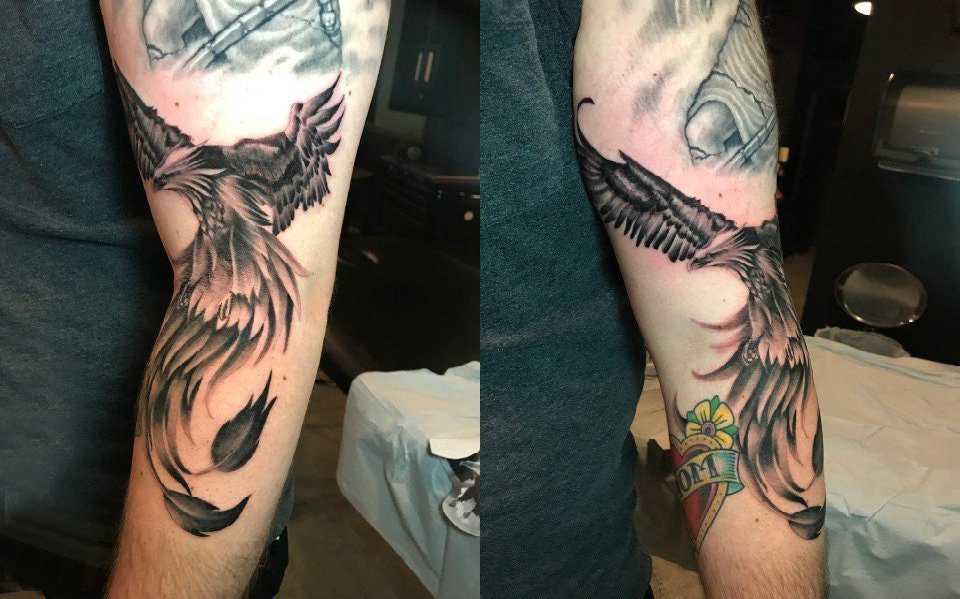 纹身凤凰 男生手臂上黑色的凤凰纹身图片