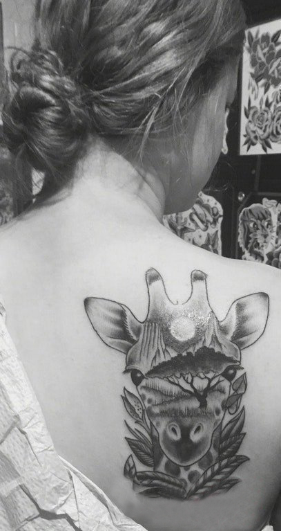 后背纹身女 女生后背上植物和鹿纹身图片