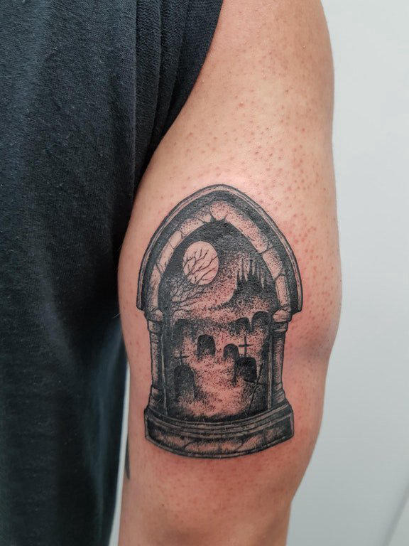 建筑物纹身  男生大臂上黑灰的建筑物纹身图片