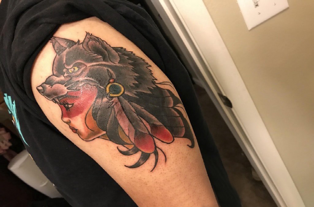 纹身狼和美女纹身图案  男生大臂上狼和美女纹身图片