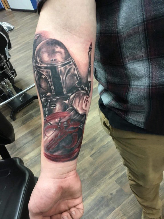 武士头盔纹身 男生手臂上彩色的头盔纹身图片