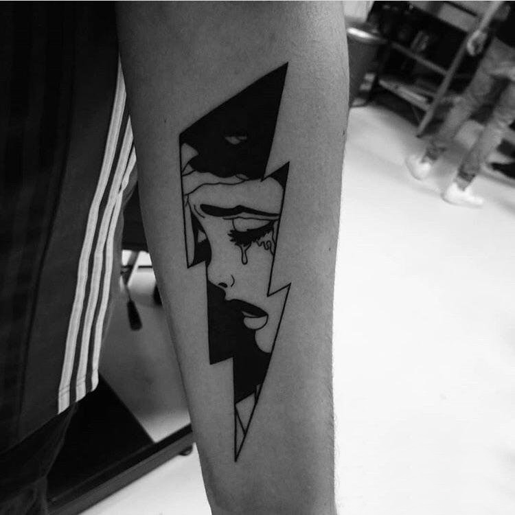 霸气的闪电纹身 男生手臂上人物和闪电纹身图片