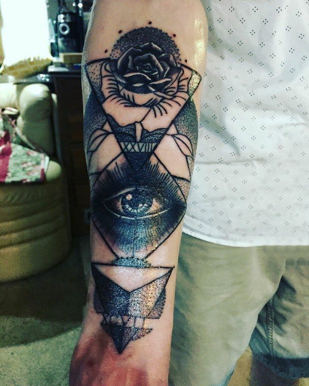 眼睛和花纹身图案  男生手臂上眼睛和花纹身图片