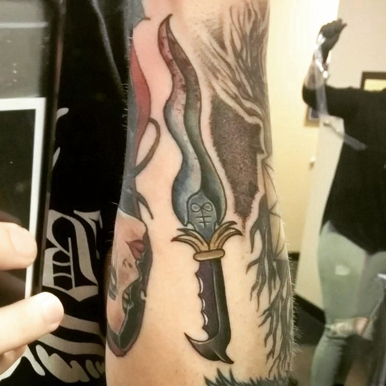 彩色纹身 男生手臂上彩色的匕首纹身图片