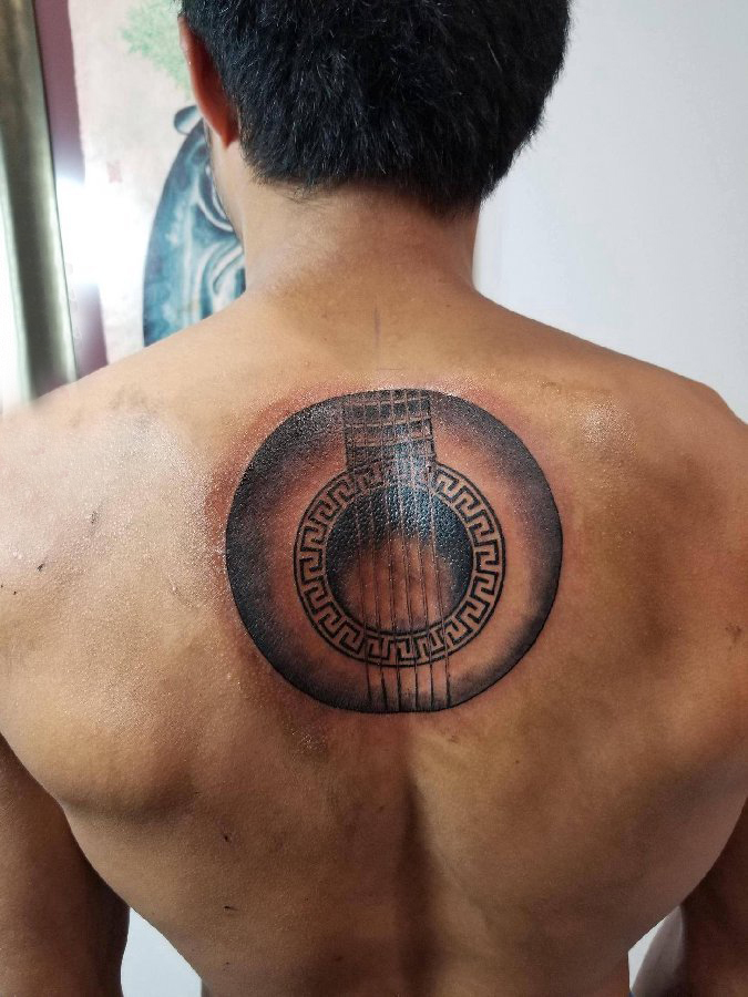 后背纹身男  男生后背上黑灰的几何图形纹身图片