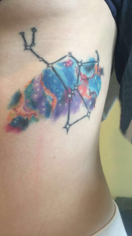 各星座纹身  女生侧腰上彩绘星座纹身图片