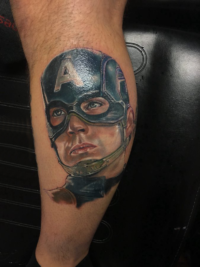 美国队长纹身图案 男生小腿上彩色的美国队长纹身图片