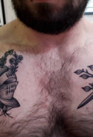 胸部纹身男 男生胸部长剑和头盔纹身图片