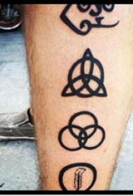 几何纹身图案  男生小腿上黑色几何纹身图片