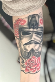 纹身面具  女生手臂上面具和花朵纹身图片