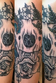 极简线条纹身 女生手臂上玫瑰和骨头纹身图片