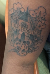 建筑物纹身  男生手臂上黑灰的建筑物纹身图片