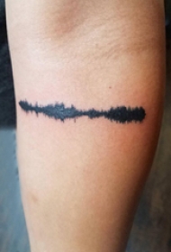 纹身黑色 女生手臂上黑色纹身图片