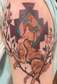 大臂纹身图 男生大臂上植物和狼纹身图片