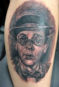 人物肖像纹身  男生腿上素描的人物肖像纹身图片