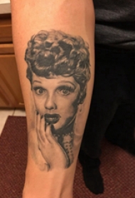 人物肖像纹身  男生小臂上素描的人物肖像纹身图片