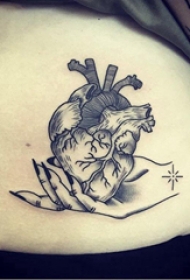 腹部纹身 男生腹部黑色的心脏纹身图片