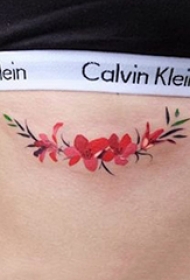 侧腰纹身图 女生侧腰上小清新的花朵纹身图片