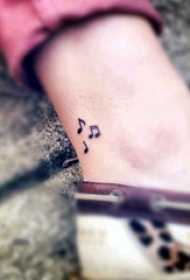 脚踝骨纹身 女生脚踝上黑色的音符纹身图片