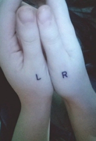 花体英文纹身 女生手部花体英文纹身图片