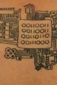 后背纹身男 男生后背上黑色的机械纹身图片