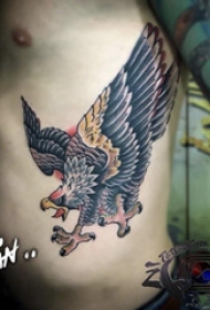 彩色老鹰纹身 男生侧肋上彩色老鹰纹身图片