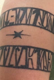 简单线条纹身 男生大臂上黑色的臂环纹身图片