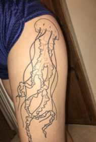 臀部纹身 女生臀部黑色的水母纹身图片