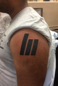 几何纹身图案  男生手臂上黑色的几何纹身图片