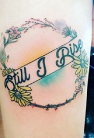 植物纹身 女生大腿上英文和花朵纹身图片