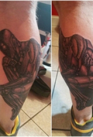 人物肖像纹身 男生小腿上黑色的思想者纹身图片