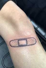 腿部纹身  男生腿上黑色的创口贴纹身图片