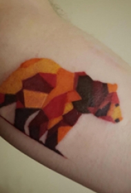 双大臂纹身 男生大臂上彩色的几何熊纹身图片