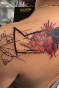 纹身几何 女生背部几何纹身图片