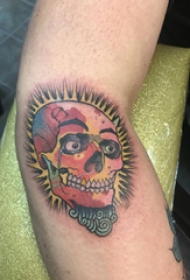 彩绘纹身 男生手臂上彩色的骷髅纹身图片